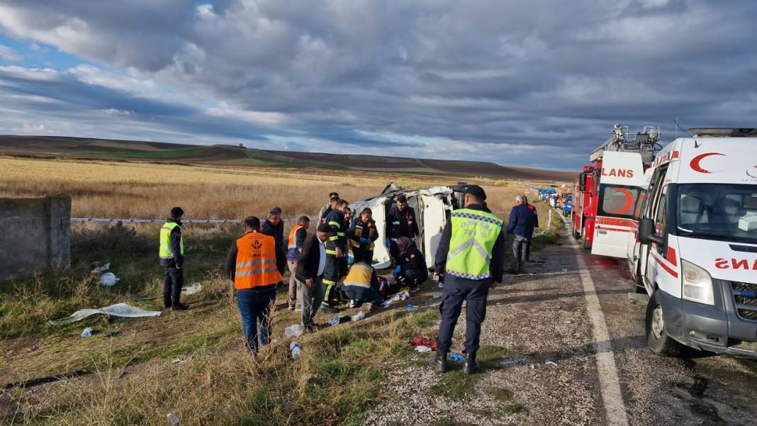 Çorum'da tarım işçilerini taşıyan minibüsle zift yüklü tanker çarpıştı: 1 ölü 18 yaralı 6